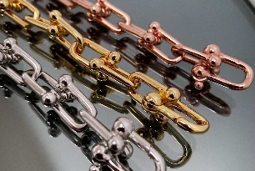 Chains in silver, gold and rose gold.