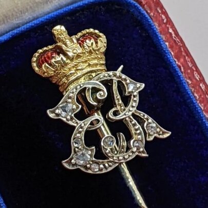 Opulent Intimacy: Royal Presentation Jewellery