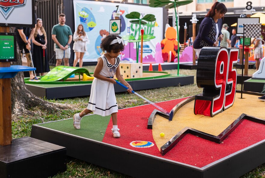 People playing the 95 minigolf game.