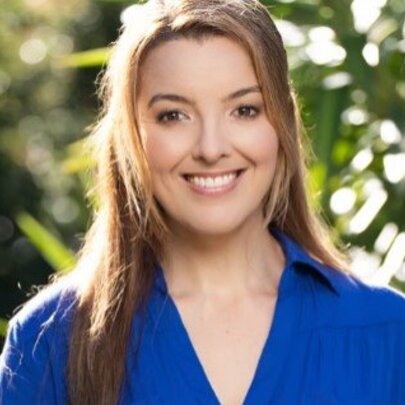 Portrait of award-winning Young Adult author, Lynette Noni.