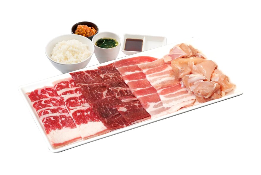 A platter of raw sliced meat and side dishes for a Japanese-style barbecue, known as yakiniku. 