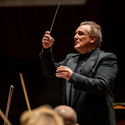 Jaime conducts Dvořák, Smetana and Coll