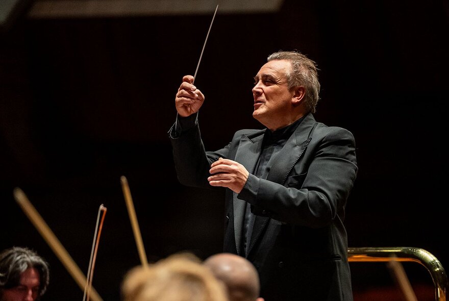 Conductor Jaime Martín with a baton in his hand conducting an orchestra.