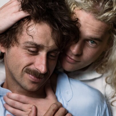 HOLD ME HOLD ME HOLD ME