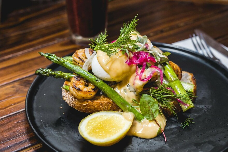 Eggs on toast with asparagus spears and half a lemon.