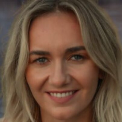 Swimmer Ariarne Titmus, with blonde hair, sparkling water in the background.