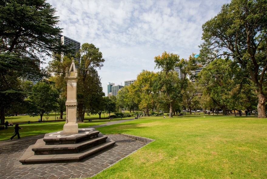 Grass, trees and memorial column in Flagstaff Gardens.