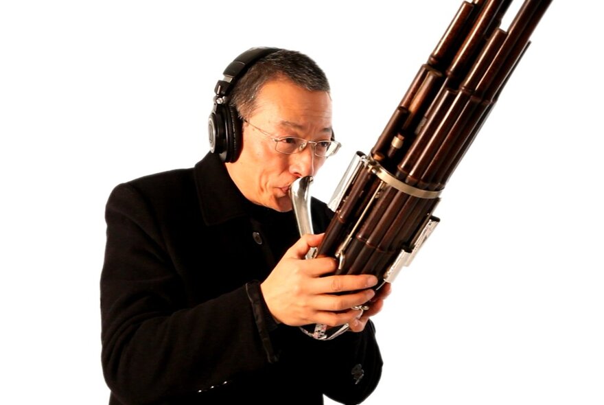 Chinese-Australian sheng performer, Dr Wang Zheng-Ting, playing his instrument.