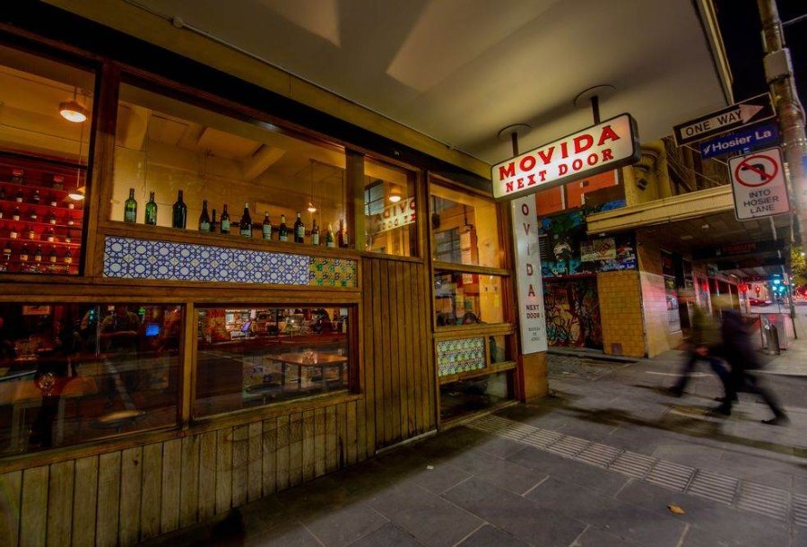 The outside of a restaurant at night
