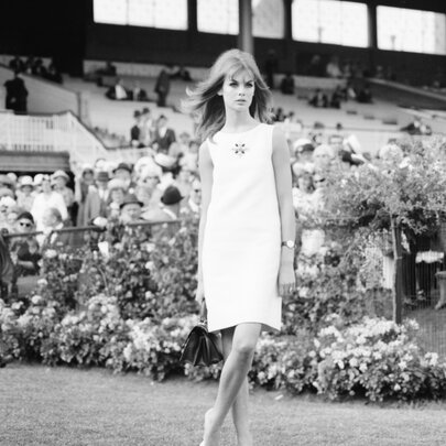 Black and white photograph from the 1960s of model, Twiggy, wearing a mini-dress at the Melbourne Cup.