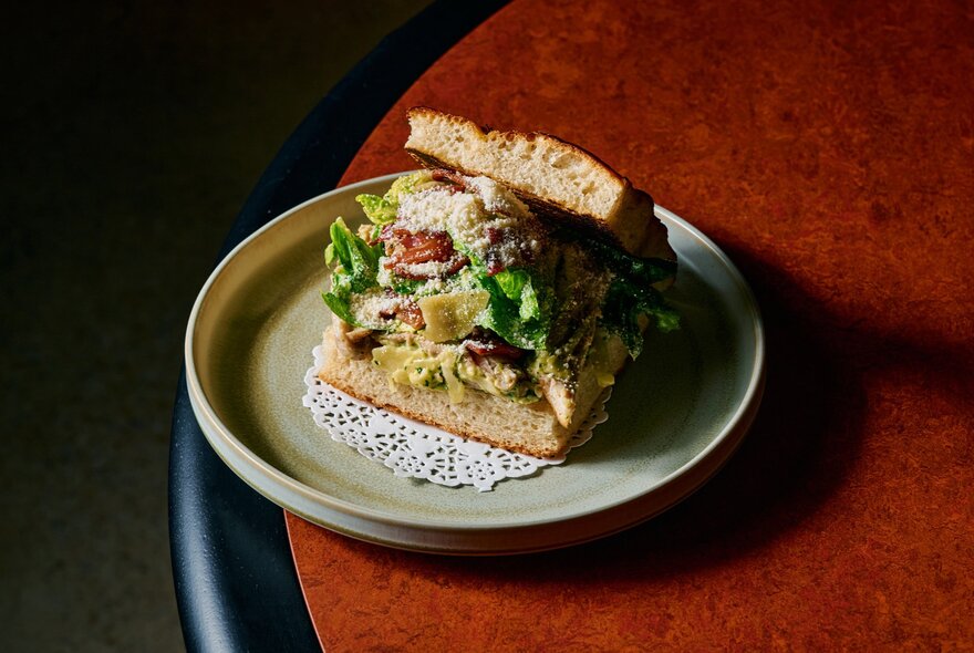 Panii with fried chicken and salad filling, on a plate on a round table.