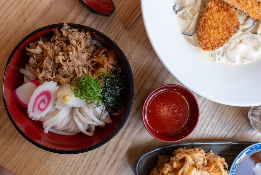 Japanese dishes of udon noodlees with cutlet and curry.