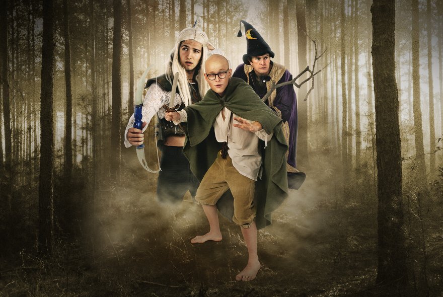 Three comedians dressed as comedic versions of Frodo and Sam from the Lord of the Rings.