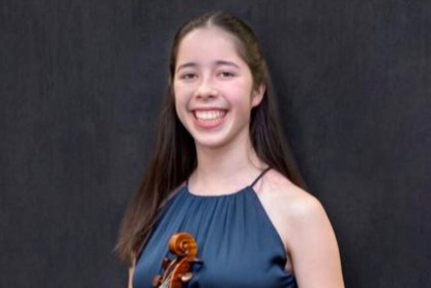 Portrait of young violinist Hannah Phung.