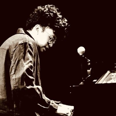 Young pianist at the piano and microphone.