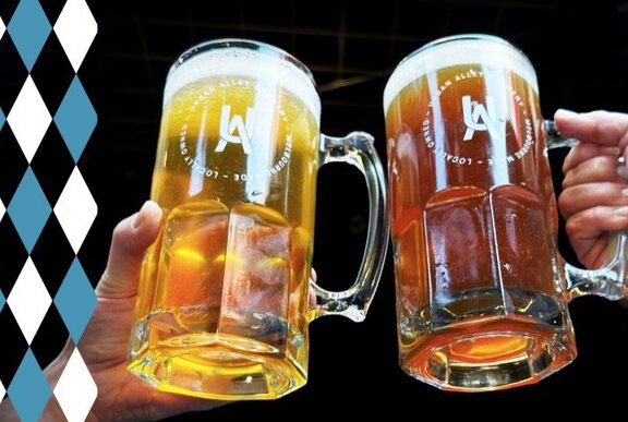 Two bier steins clinking with Munich flag on one side.