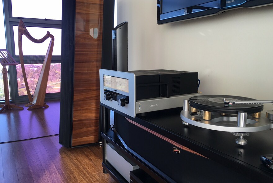 Hi-fi equipment and turntable.