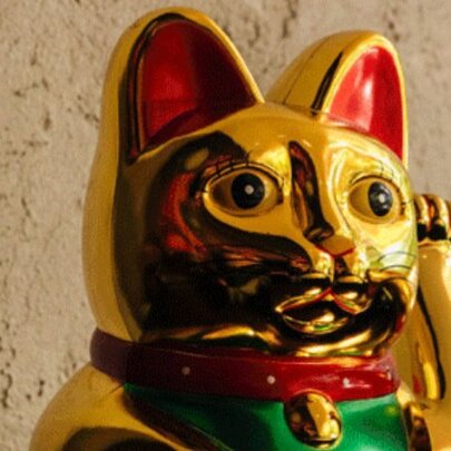 Golden Asian waving cat ornament.