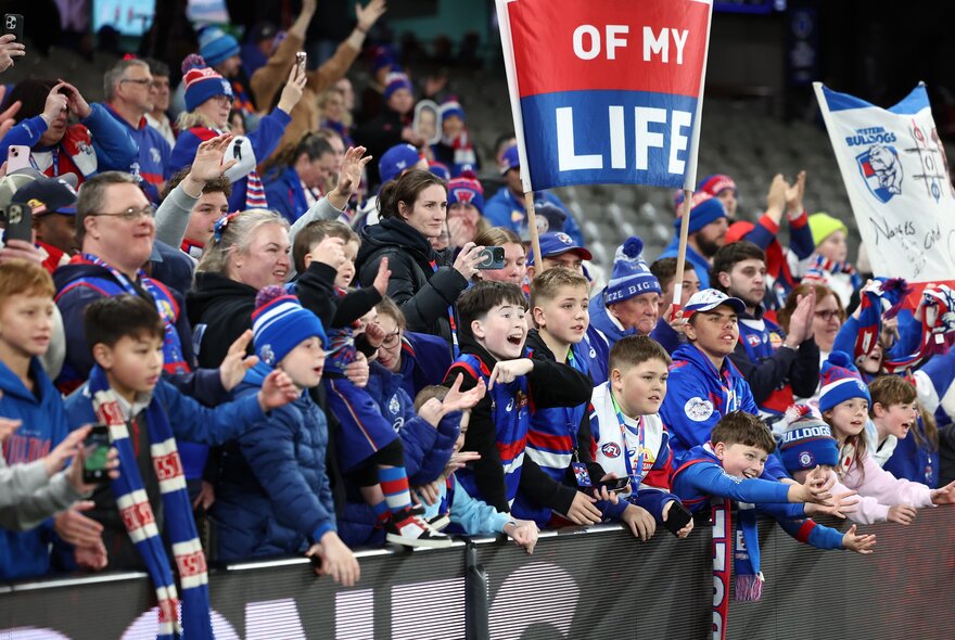 A crowd of young Western Bulldogs fans at a football march. 