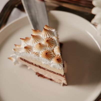 Slice of meringue cake on a plate.