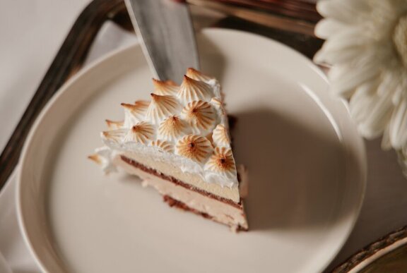 Slice of meringue cake on a plate.