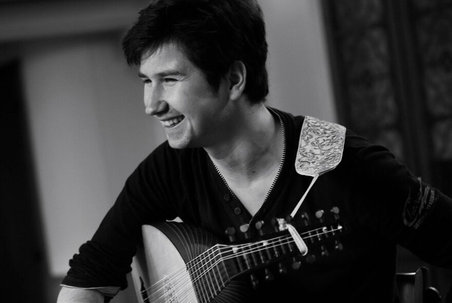 Luteplayer with his instrument over his shoulder.