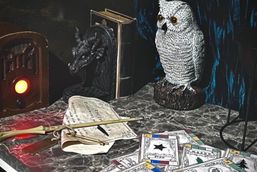 A series of clues and symbols inside an escape room, including an owl, an old radio, a letter and other objects.