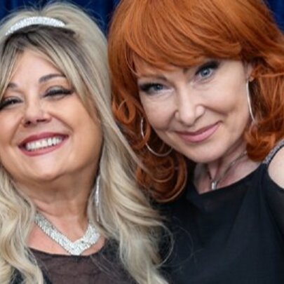 Two female singers, portraying country music icons, as part of the tribute show Dolly and Friends.