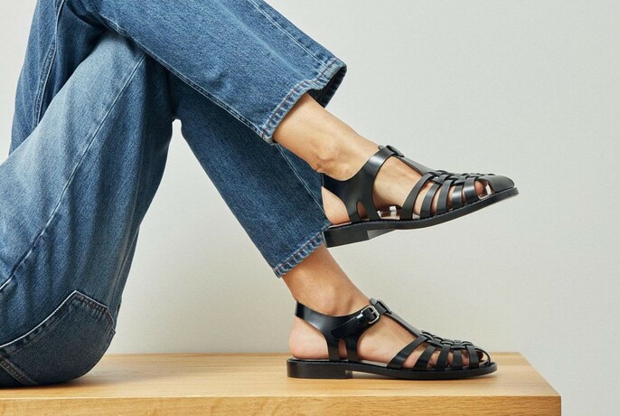 Blue jeans and black sandals.