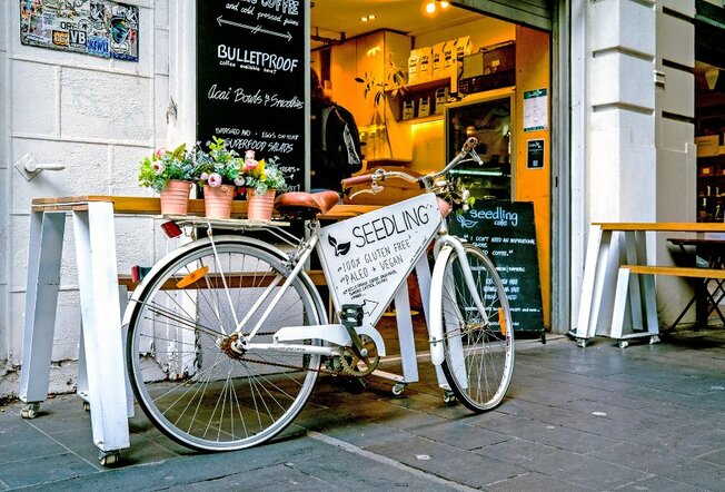 A bike sign outside a cafe.