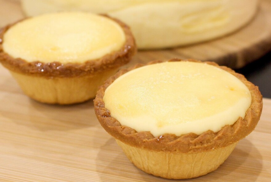 Japanese cheesecake in small pastry shell.