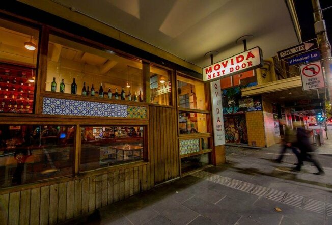 The outside of a restaurant at night