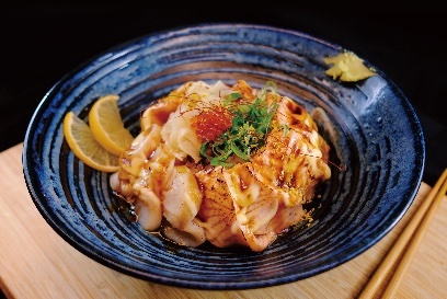 Chicken donburi served on rice in a blue bowl.