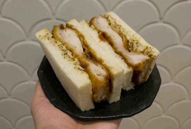 A chicken sandwich on white bread