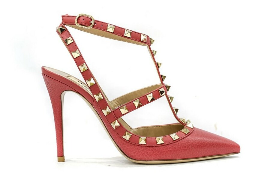 Studded high-heeled strappy sandals in dark pink leather.