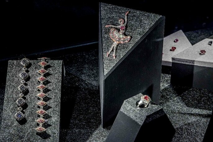 Grey plinths with pink diamonds in a variety of settings.