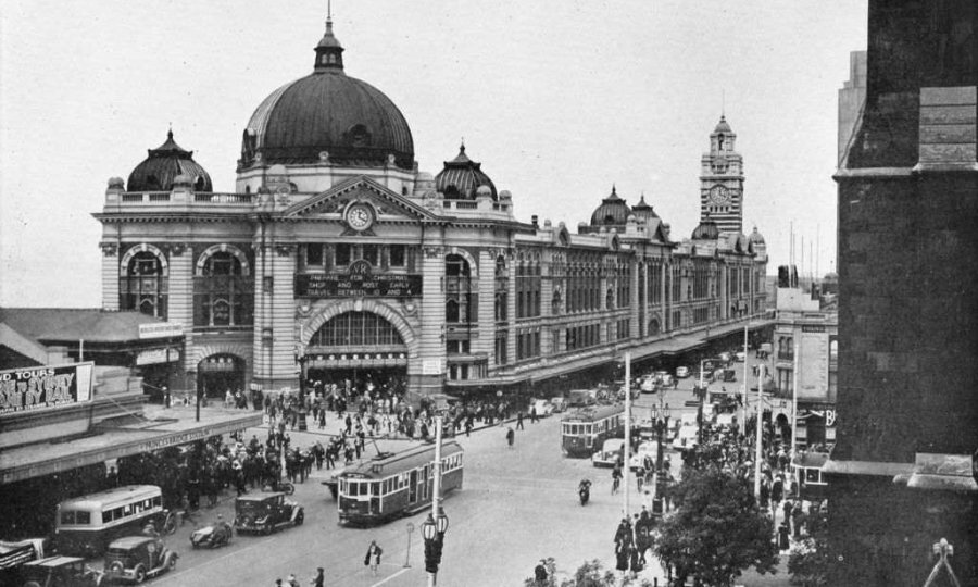 Black and white photo of Flinders Street Station 