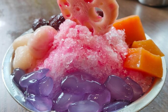 Colourful shaved ice Thai dessert with jelly, beans, and fruit.