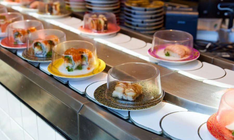 Sushi train plates going around a conveyor belt