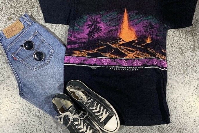 Jeans, sneakers, T-shirt and sunglasses.